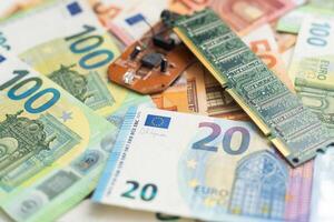 fermer de euro billets de banque avec microprocesseurs sur Haut photo