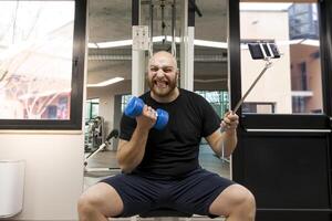 Jeune athlète prend une selfie tandis que Faire des exercices photo