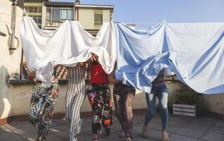 groupe de femelle copains sur vacances avoir amusement parmi le feuilles photo