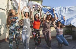 groupe de femelle copains sur vacances avoir amusement parmi le feuilles photo