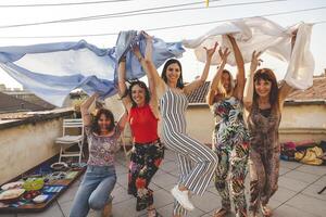 groupe de femelle copains sur vacances avoir amusement parmi le feuilles photo