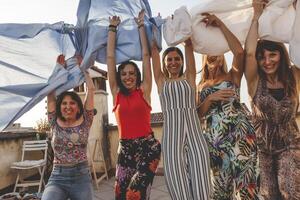 groupe de femelle copains sur vacances avoir amusement parmi le feuilles photo