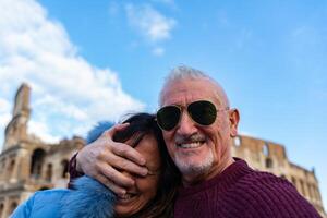 content milieu vieilli couple sur vacances prise une selfie dans de face de Colisée amphithéâtre dans Rome photo
