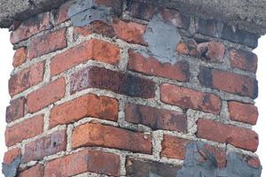 vieux brique cheminée en haut proche avec différent angulaire vues. photo