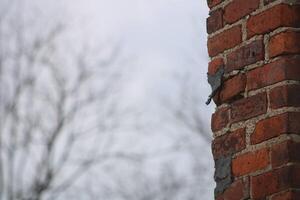 vieux brique cheminée en haut proche avec différent angulaire vues. photo