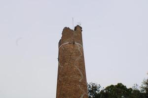 vieux brique cheminée en haut proche avec différent angulaire vues. photo