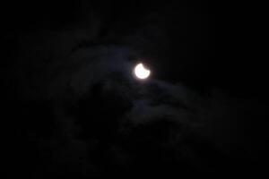 partiel solaire éclipse dans pensacola Floride sur octobre 17e 2023 en utilisant une canon rebelle ts foncé lentille photo