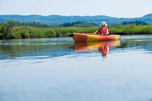 femme se détendre sur un kayak et profiter de sa vie