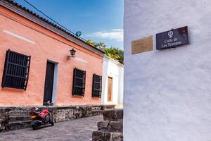 coin de le célèbre historique rue de pièges situé dans le historique centre de le patrimoine ville de honda dans le département de Tolima dans Colombie photo