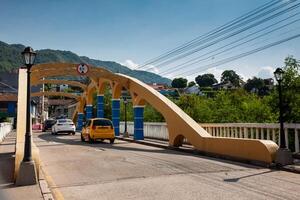 lopez pont plus de le guali rivière dans le patrimoine ville de honda dans le département de Tolima dans Colombie photo