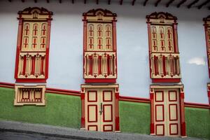 magnifique façade de le Maisons à le historique centre ville de le patrimoine ville de salamine situé à le caldas département dans Colombie. photo