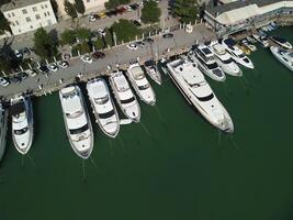 aérien panoramique vue de balaklava paysage avec bateaux et mer dans Marina baie. Crimée sévastopol touristique attraction. drone Haut vue coup de Port pour luxe voiliers, bateaux et voiliers. photo