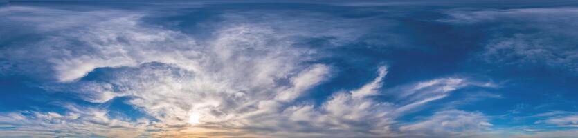 le coucher du soleil ciel panorama avec cirrus des nuages dans sans couture sphérique équirectangulaire format. Achevée zénith pour utilisation dans 3d graphique, Jeu et pour matériaux composites dans aérien drone 360 diplôme panoramas comme une ciel dôme photo