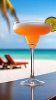 ai généré verre de cocktail sur plage bar comptoir, bleu ciel, blanc océanique sable, lumière flou arrière-plan, sélectif se concentrer, copie espace photo