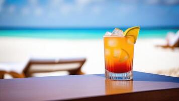 ai généré verre de cocktail sur plage bar comptoir, bleu ciel, blanc océanique sable, lumière flou arrière-plan, sélectif se concentrer, copie espace photo