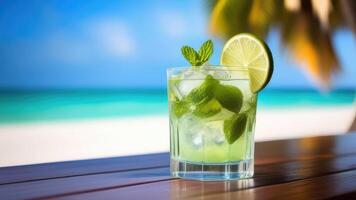 ai généré verre de Mojito cocktail sur plage bar comptoir, bleu ciel, blanc océanique sable, lumière flou arrière-plan, sélectif se concentrer, copie espace photo