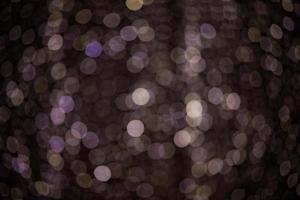 lumières violettes de Noël floues avec un joli bokeh rond photo