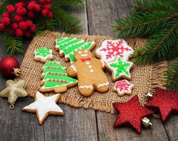 biscuits colorés au gingembre et au miel de noël photo