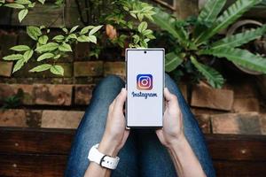 chiangmai, thaïlande - 9 juillet 2021- une femme tenant un smartphone avec application instagram à l'écran. instagram est une application de partage de photos pour smartphones.