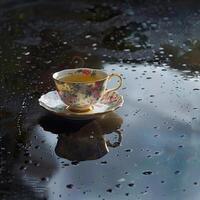 fumant thé tasse sur humide surface photo
