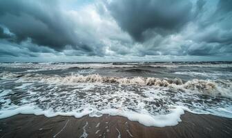 une pluvieux journée à le plage, vagues s'écraser contre le rive et pluie des nuages qui se profile aérien photo