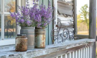 une patiné porche balustrade décoré avec pots de lavande photo