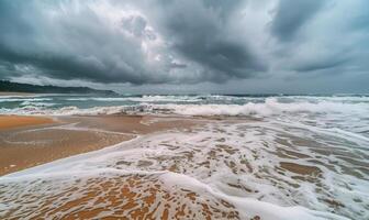 une pluvieux journée à le plage, vagues s'écraser contre le rive et pluie des nuages qui se profile aérien photo