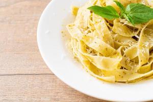 pâtes fettuccine au pesto avec du parmesan sur le dessus photo