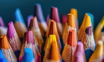 fermer de aiguisé coloré des crayons dans une titulaire photo