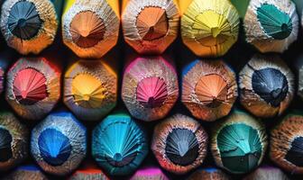 fermer de une bouquet de coloré des crayons, abstrait Contexte avec coloré des crayons macro vue photo