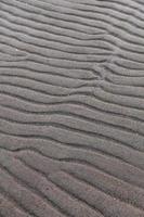 ligne dans le sable d'une plage créée par la marée basse photo
