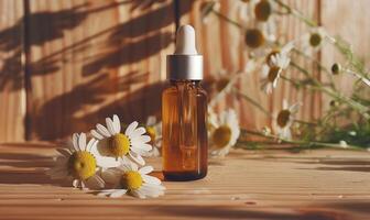 camomille essentiel pétrole bouteille et camomille fleurs fermer, peau se soucier cosmétique concept photo