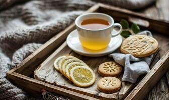 bergamote thé servi sur une en bois plateau avec des biscuits photo