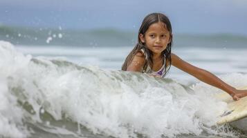 ai généré une adolescent fille de central Amérique, avec une concentré expression et une planche de surf, est équitation une vague sur une plage dans costa rica photo