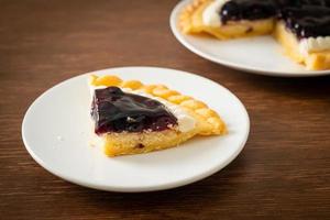 Tarte au fromage aux bleuets sur plaque blanche photo