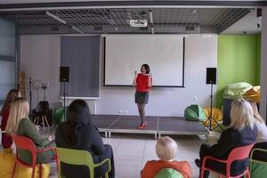 femme donnant émotif discours sur organiser, performance salle dans Bureau photo