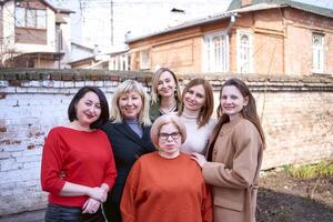 une équipe de femmes travail ensemble à l'extérieur le Bureau sur une printemps journée photo