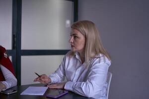 une petit équipe de Trois femmes travail dans le Bureau photo