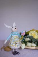 fleurs et une lapin mensonge sur une en bois supporter de une fleuriste sur une table jusqu'à ce que elles ou ils sont fabriqué dans une fleur arrangement pour Pâques photo
