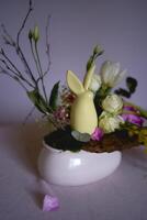 Pâques fleur arrangement avec une céramique lapin dans une minimaliste style photo