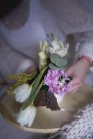 femelle fleuriste faire décorations et floral arrangements pour Pâques photo