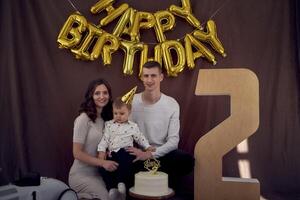 portrait de une famille sur leur le tout-petit anniversaire photo