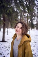 femme dans Jaune manteau dans le forêt photo