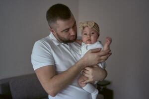 père pièces avec le sien fille photo