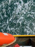 Haut vue de le bouée de sauvetage et vagues de le bateau photo