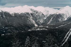 sochi Montagne pics spectaculaire brumeux vue avec magnifique éclairage photo