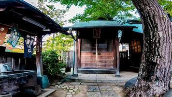 une tombeau avec une l'eau purification établissement et une petit sanctuaire.japon, osaki inari tombeau, namiyoké inari tombeau, situé dans Tsukuda, chuo salle, tokyo photo