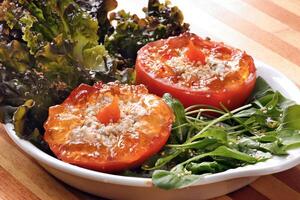 feuillu salade avec tomates farci avec rouge poivre confiture photo
