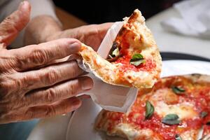 pas à pas guider sur Comment à manger authentique napolitain Pizza avec votre mains photo