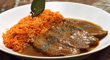 Viande avec Madère sauce et rouge riz photo